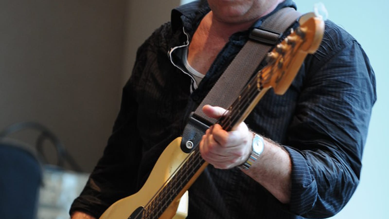 Dino Bellugi playing bass guitar closeup